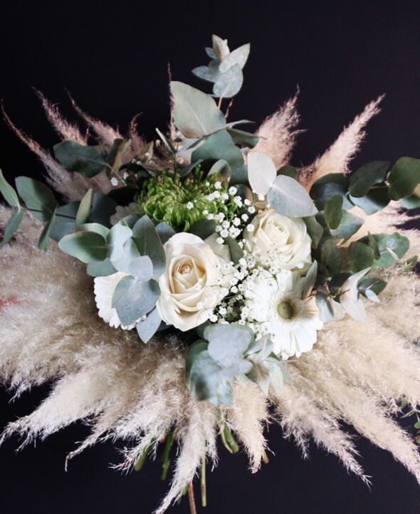 Bouquet Pampa, roses blanches et eucalyptus - Livraison à domicile - Max le Fleuriste - Livraison de fleurs à domicile - Max le Fleuriste