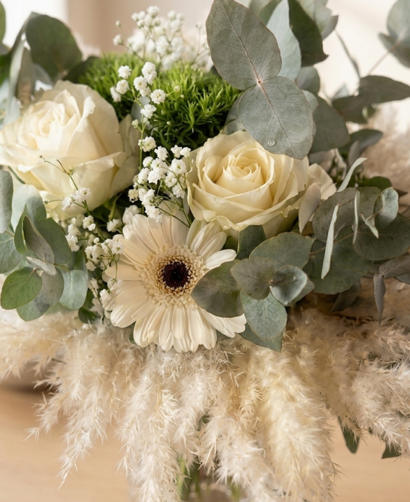 Bouquet Pampa, roses blanches et eucalyptus - Livraison à domicile - Max le Fleuriste zoom - Livraison de fleurs à domicile - Max le Fleuriste