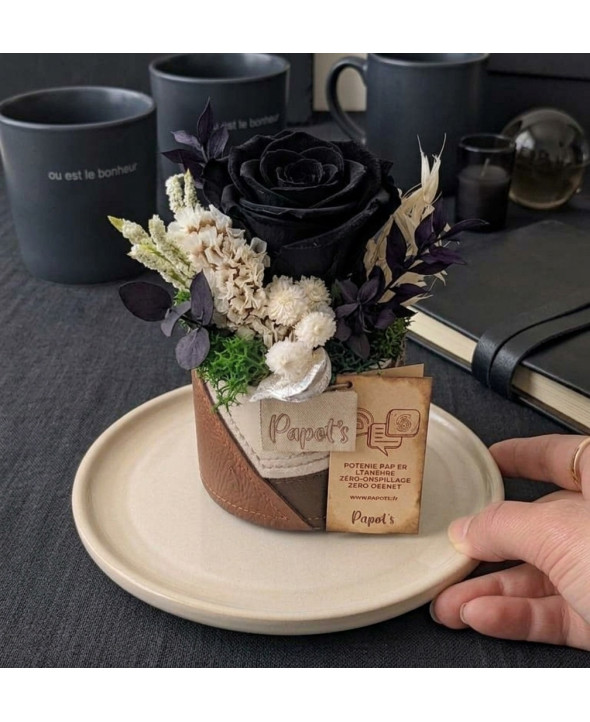 Box Rose Éternelle Noire – Boîte à Chapeau - Livraison de fleurs à domicile - Max le Fleuriste